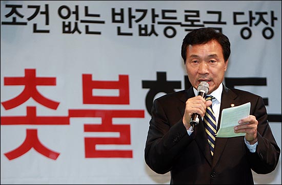  손학규 민주당 대표가 24일 오후 서울 종로구 청계광장에서 열린 '반값등록금 1000인 원탁회의'에서 등록금 인하 방안과 관련해 '5+5 정책'을 제시하고 있다. 