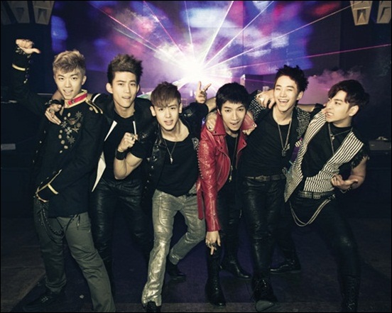  신곡 발표를 맞아 새롭게 변신한 2PM  우영, 택연, 닉쿤, 준수, 준호, 찬성(왼쪽부터)이 각각 포즈를 취하고 있다.