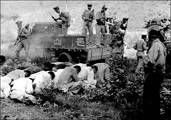 한국전쟁 직후 정치범 처형 모습