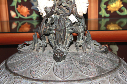 종을 붙들고 있는 용뉴는 네 마리의 용이 조각되어 있다. 음관은 생략된 모습이다.