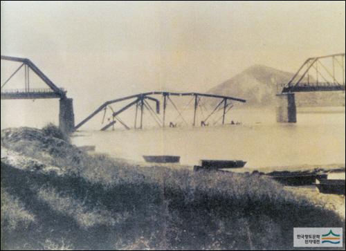 1950년 8월 폭파된 왜관철교 모습, 61년만에 호국의 다리는 4대강 물폭탄에 다시 무너졌다.