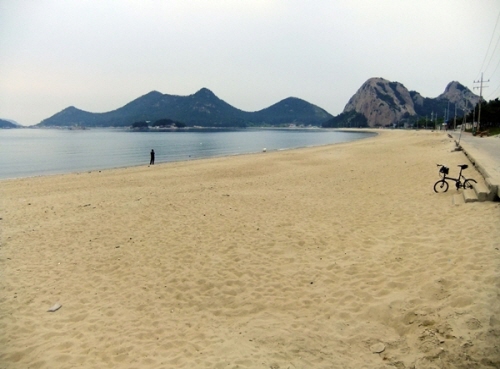 부드러운 모래와 잔잔한 파도가 편안해서 좋은 명사십리해변은 주변 풍광또한 일품이다.  