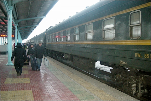 도문-심양 K7374 열차. 끝이 보이지 않을 정도로 길었는데요. 한국의 70년대 특급열차를 떠오르게 했습니다. 
