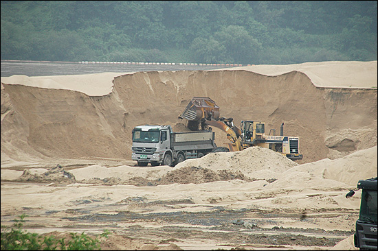 27일 오전 함안보 공사장 아래 낙동강 둔치에서는 모아 놓은 모래를 옮기는 작업이 벌어지고 있었다.
