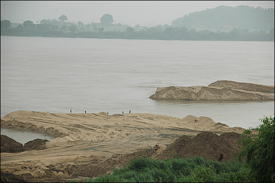 27일 경남 창녕 남지읍 부근 낙동강교 아래 둔치로, 쌓아 놓았던 모래가 일부 유실된 모습을 보이고 있다.