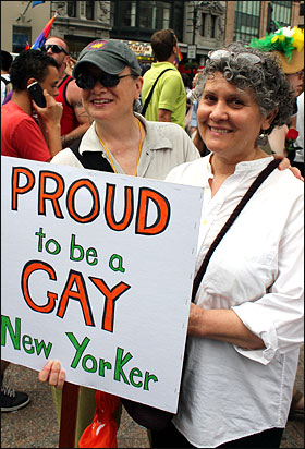 레즈비언인 에이미 엘리슨(58.왼쪽)씨와 그녀의 파트너인 트루디 리쎄(64)씨가 26일 피켓을 들고 뉴욕 맨해튼에서 열린 게이 퍼레이드에 참가했다. 
