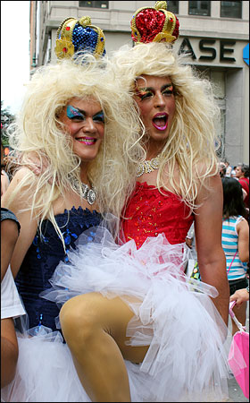 아르헨티나에서 온 게이커플 바르비에 쵸시보(37.오른쪽)와 마르셀라 폰네(32)씨가 26일 뉴욕 맨해튼에서 열린 게이 퍼레이드에서 포즈를 취하고 있다.