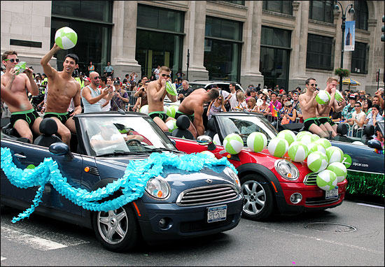 26일 뉴욕 맨해튼에서 열린 게이 퍼레이드 참가자들.