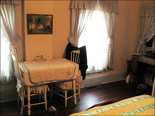 아파트 1호 내부 모습. 거실과 침실, 부엌이 일자형으로 되어 있는데, 부엌이 너무 좁아 커피 테이블 크기의 식탁이 침실 안으로 들어와 있다.