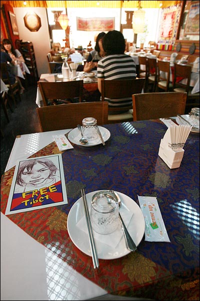 티베트 전문음식점 '포탈라' 식탁 위에 '티베트에 자유를!'이라고 영문으로 적힌 종이가 놓여 있다.