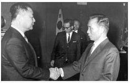 백선엽(왼쪽)을 교통부장관에 임명하는 박정희(1969.10)

