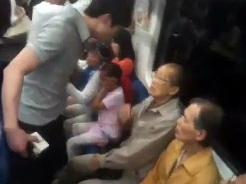  지하철에서 노인에게 욕설을 퍼붓는 20대 남성(출처 :포털사이트 동영상 캡쳐화면)