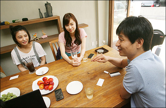  영화 도약선생의 주연배우들이 28일 오후 서울 압구정동의 한 카페에서 오마이뉴스와 만났다. 배우 박혁권, 나수윤, 박희본(오른쪽부터)이 영화에 대해 이야기하고 있다. 
