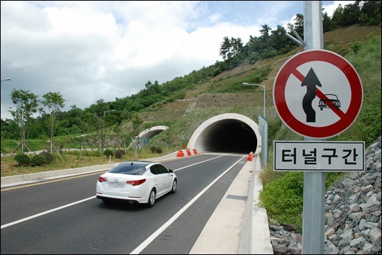 지난해 말 준공한 각산터널. 사천시가 터널 유지관리비용을 확보하지 않아 시공사로부터 인수하지못하고 있다. 