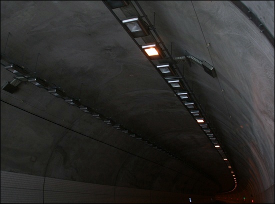 터널 안이 어두운 이유는 사천시가 전기요금을 내지 못하고 있는 가운데 시공사가 전기요금이 적게 나오도록 조절했기 때문이다. 조명이 여섯 개 건너 한 개씩 켜져 있다. 그리고 한쪽 줄은 아예 꺼져 있다.