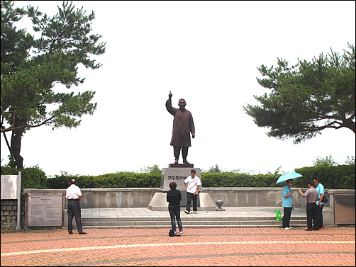 일제시대에 독립 운동을 하셨고, 해방 후에도 민주화 민족통일을 주장하시다가 김일성에 의해서 희생(犧牲)되신 조만식선생의 정신을 기리기 위하여 동상(銅像)이 건립되어 있습니다