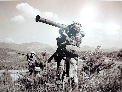 6.25전쟁 당시 우리 국군의 늠늠하고 자랑스러운 모습 사진으로 전시관에서 촬영을 하였다. 