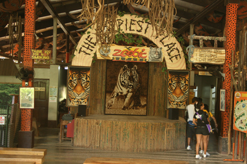 미군이 주둔했던 곳에 세워진 필리핀 최대의 동물원이다.
