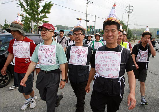  쌍용자동차, 발레오공조 해고노동자 등 10여 명이 부산 영도구 한진중공업 '85호 크레인'에서 고공농성중인 김진숙씨를 만나기 위해 1일 오전 경기도 평택 쌍용자동차 공장앞을 출발하고 있다.