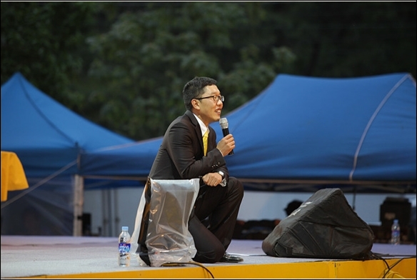 노무현 대통령 2주기 추모, 토크 콘서트를 진행하는 김제동
