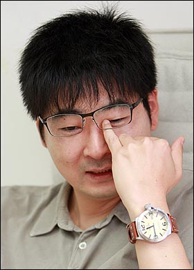 탁현민씨가 노무현 대통령의 추모공연을 회상하며 눈물을 훔치고 있다.