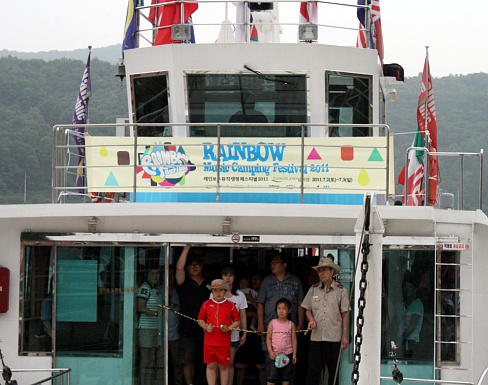 '나미나라' 남이섬으로 향하는 배, 뮤직 캠핑 페스티벌 팔찌를 찬 관객은 무료로 이용할 수 있었지만, 일반관객은 왕복탑승권 만원을 내야 한다.