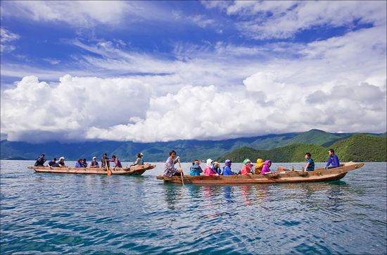 국제민주연대 공정여행팀이 여행지 중 한 곳인 루구후 호수에서 배를 타고 있다.