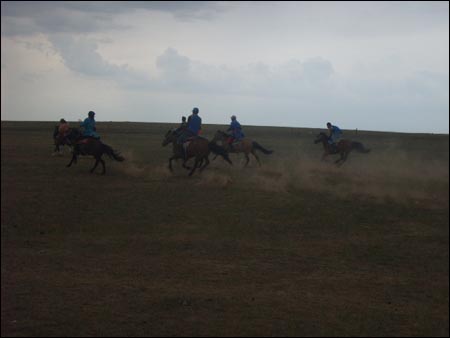 내몽골초원에서 말을 달리는 사람들. 
