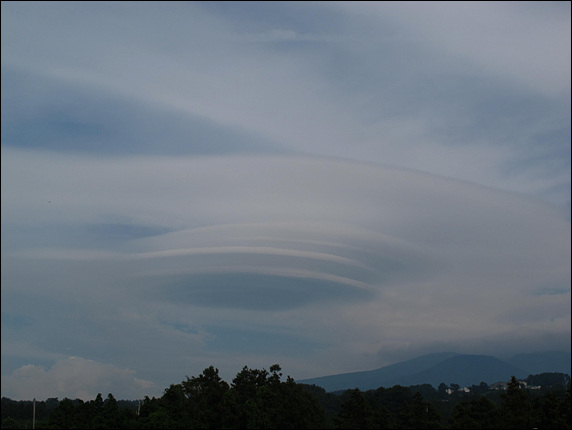 UFO를 닮은 구름
