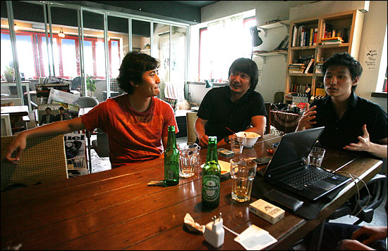  민용근, 박정범, 윤성현 감독 (왼쪽부터)이 2일 오후 서울 서교동의 한 카페에서 자신들의 작품세계와 독립영화계에 대해 이야기를 나누고 있다.