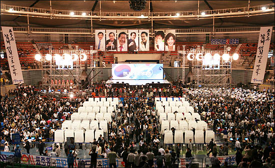 한나라당의 새 대표를 선출하는 전당대회가 4일 오후 올림픽공원 체조경기장에서 당원들이 참석한 가운데 열리고 있다.