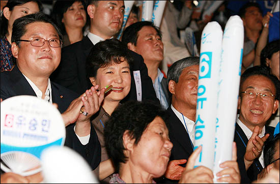 4일 오후 올림픽공원 체조경기장에서 열린 한나라당 전당대회에 박근혜 전 대표가 참석해 유승민 후보의 연설을 들으며 환하게 웃고 있다.