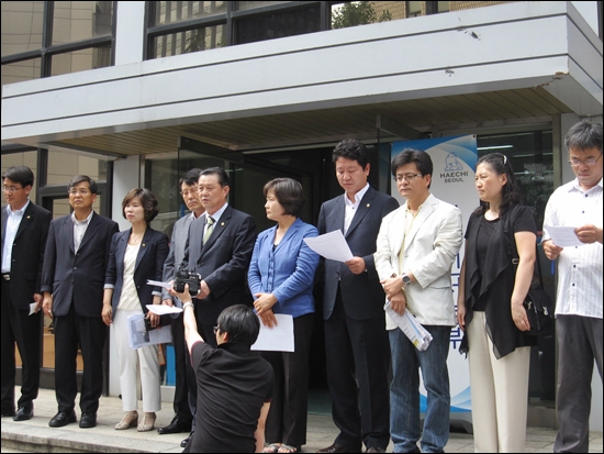 4일 오후 서울시청 서소문별관2동 민원접견실 앞에서 민주당 시의원들과 시민사회단체 관계자들이 긴급기자회견을 열고 있다.