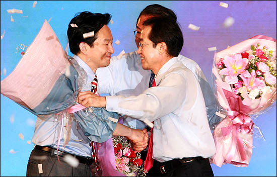 4일 한나라당 전당대회에서 선출된 홍준표 신임대표가 4위로 최고위원에 오른 원희룡 후보로부터 축하인사를 받고 있다.