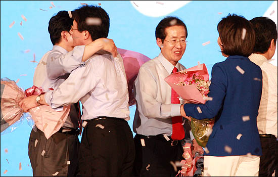 4일 한나라당 전당대회에서 선출된 홍준표 신임대표가 꽃다발을 든 채 축하인사를 받고 있다.