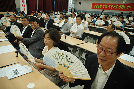  4일 저녁 창원노동회관 대강당에서 "진보정치대통합과 새로운 진보정당 건설을 위한 민주노총 경남본부 추진위원회 발대식"이 열렸다. 사진은 참가자들이 '참좋은 진보'라는 글자가 새겨진 부채를 들고 구호를 외치고 있는 모습.