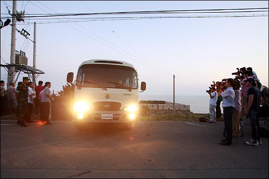 지난 4일 김아무개 상병이 동료들을 향해 조준사격해 4명이 사망하고 2명이 부상한 사건이 발생한 강화군 길상면 해병대 2사단 해안초소에서 부대원들을 태운 소형버스가 부대를 떠나고 있다.