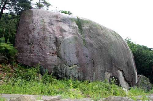 우리나라 단일 바위 중 가장 크다는 문바위. 예전에는 이 바위가 가섭암지로 오르는 일주문 역할을 했다고