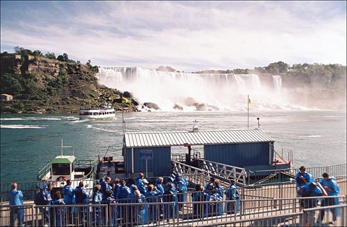 나이아가라 폭포로 접근하기 위해서는 ‘안개 아가씨호(The Maid of the Mist)’라는 배를 타야 한다. 폭포에서 날아오는 물방울 때문에 배를 탄 관광객들은 비옷을 입어야 한다. 비옷은 탑승료에 포함되어 있다. 탑승 요금은 약 10달러. 해마다 1000만 관광객이 이 배를 타고 1300억원의 탑승료를 지불한다. 