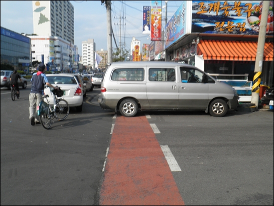 불법주차된 차량이 자전거 도로를 막고 있다