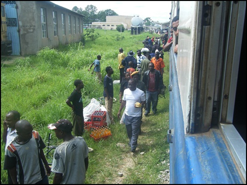 기차 안에서 팔기 위한 음료수를 보충하고, 승객들은 마을에서 파는 군것질거리도 산다.