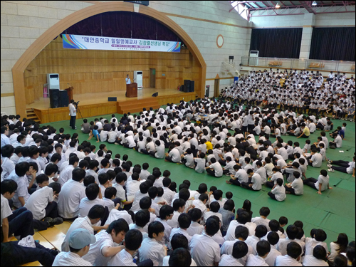 DJ DOC의 가수 김창렬씨가 6일 오전 안양시 대안중학교 일일명예교사로 특강에 나섰다.