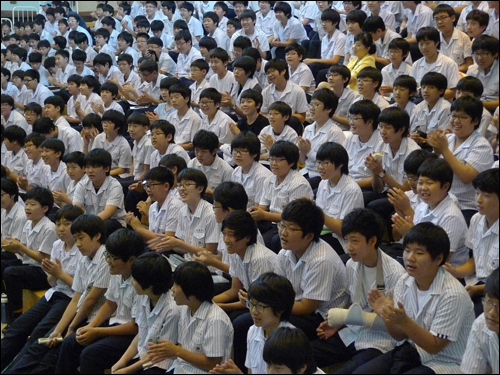 "김창렬 선생님! 고맙습니다" 박수를 보내는 대안중학교 학생들