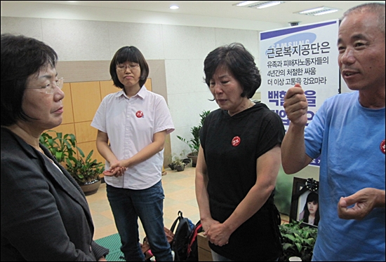 이미경 민주당 의원이 근로복지공단을 방문해 농성중인 삼성백혈병 피해자 유가족들을 만나고 있다.