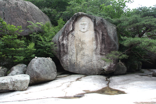 마애불 경상북도 문경시 가은읍 산 51 - 1번지, 마애보살좌상은 경상북도 유형문화재 제121호로 지정이 되어있다.