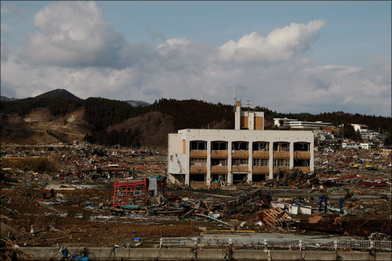 지진으로 파괴된 철로 위에서 바라본 미나미산리쿠 지역. 쓰나미로 초토화된 도시를 본 순간 아무 말도 생각도 할 수 없었다 2011년 3월 17일 미나미산리쿠(책속 설명)