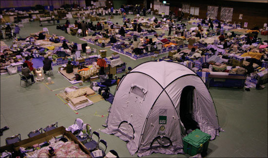 임시 대피소의 전경.지역 구호단체에서 기증한 대형 텐트가 이색적이다. 2011년 3월 22일 오후나토(책속 설명)