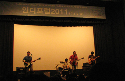  '인디포럼 2011' 영화제 개막식이 6일 저녁 서울 아트시네마에서 열렸다. 개막 축하 공연을 하고 있는 인디밴드 '얄개들'