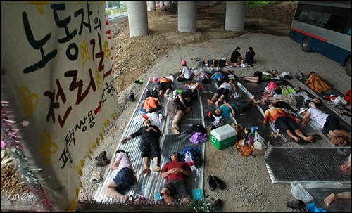 점심식사를 마친 후 오후 휴식에 들어간 도보순례단원들이 다리 밑에 자리를 마련하고 낮잠에 들었다.