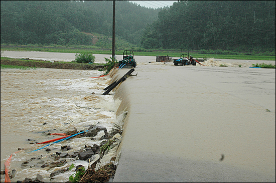 장마전선 영향으로 9일 경남권에 폭우가 내리고 있다. 사진은 이날 오후 함안군 군북면 소재 농경지와 농로가 침수돼 있는 모습.